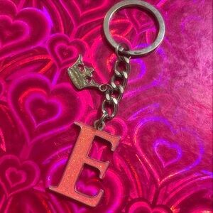“E” initial keychain 👑